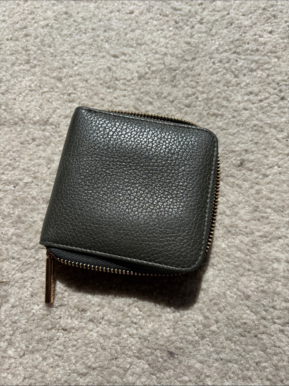 Cuyana zip around wallet